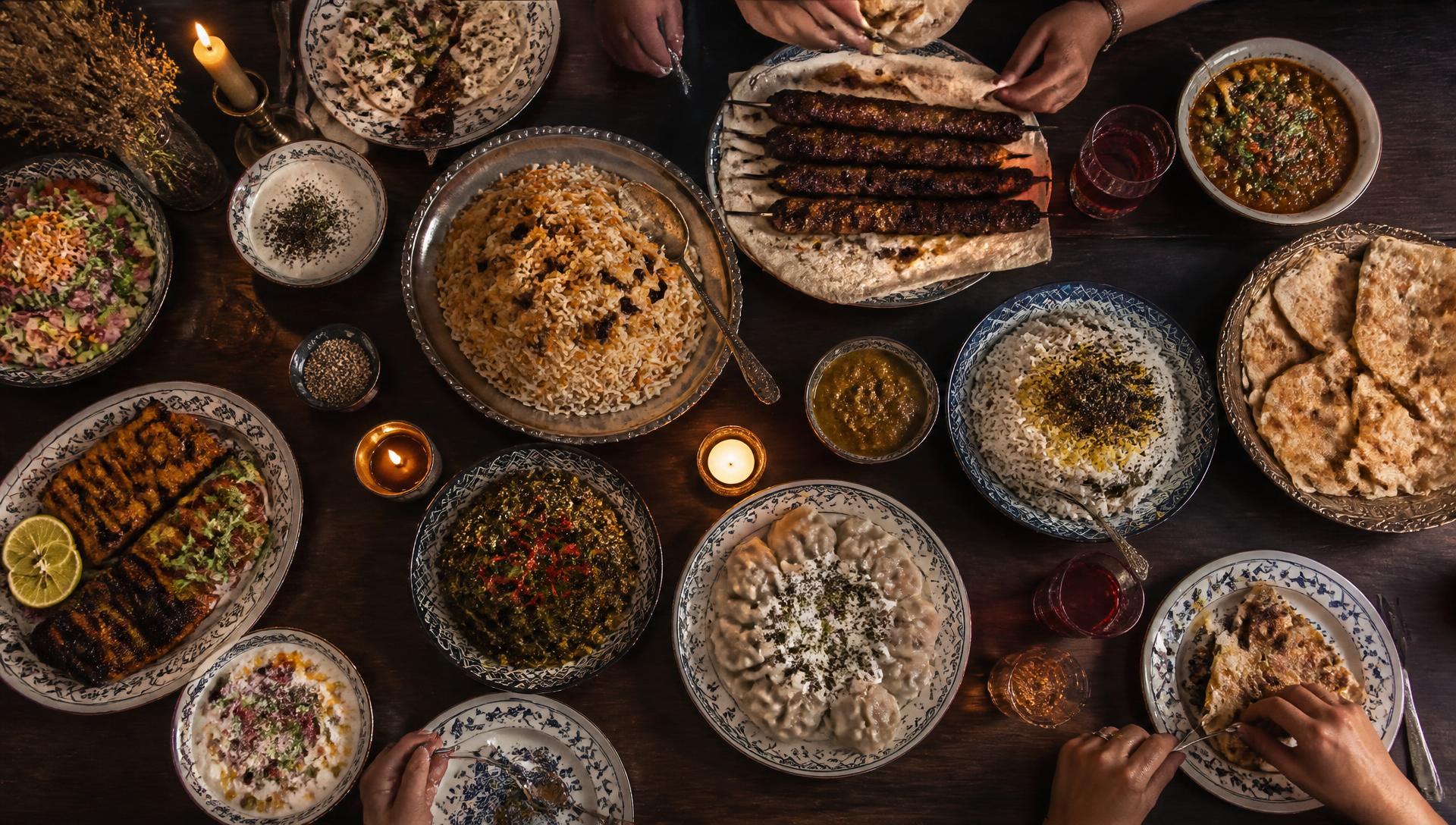 Rijk gedekte tafel met Afghaanse gerechten